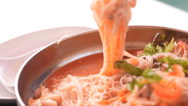 매운 국물에 담긴 한국 소면