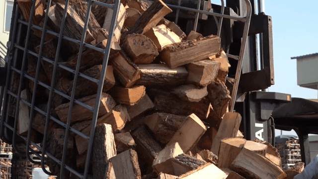 트럭에 나무가 적재되는 모습