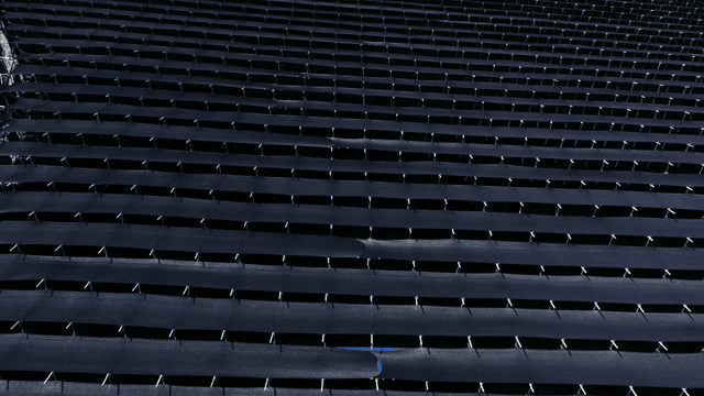 작물을 덮고 있는 검은 그물의 행렬