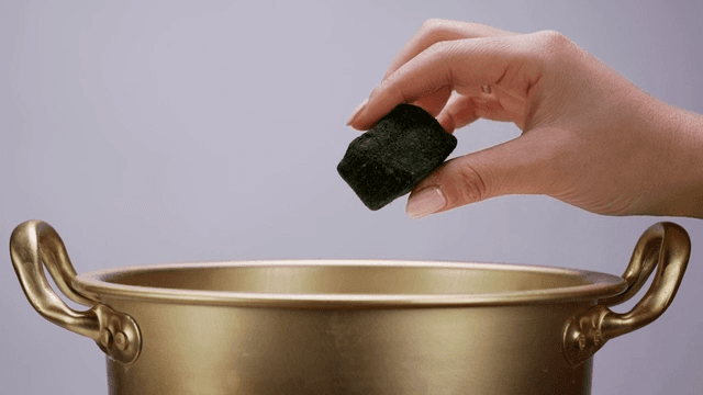 Scene where block of seaweed is placed in pot