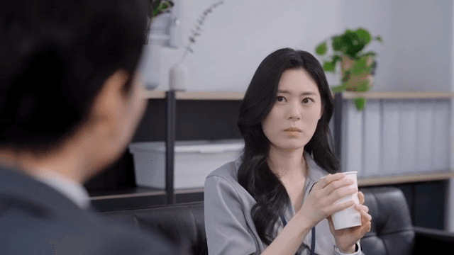 커피를 마시는 여성과의 사무실 회의