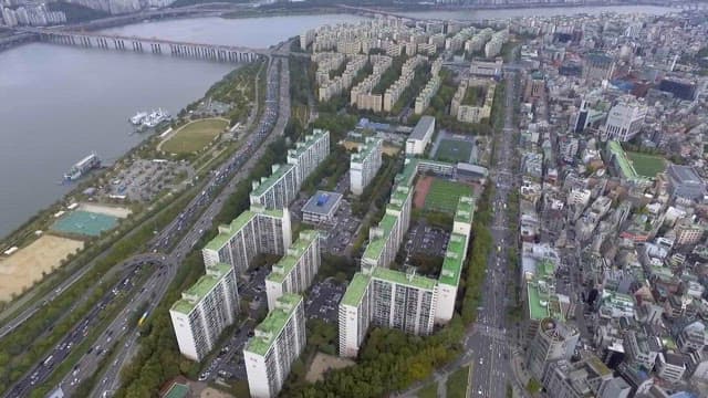 한강 근처 분주한 도로와 밀집된 아파트 단지