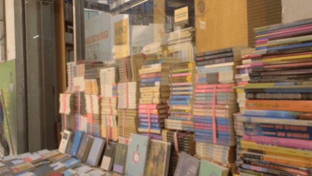 서점에 진열된 책 더미