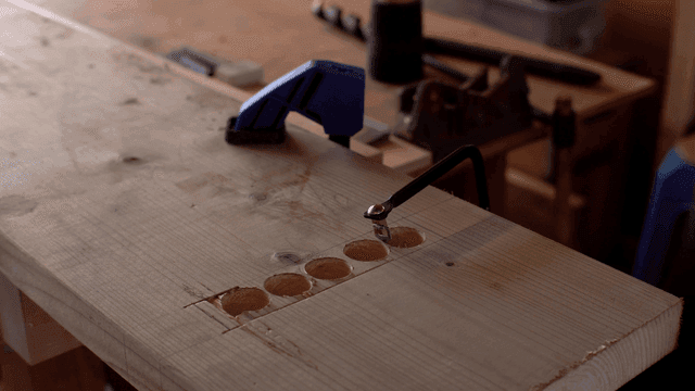정밀한 드릴을 통한 목공 작업
