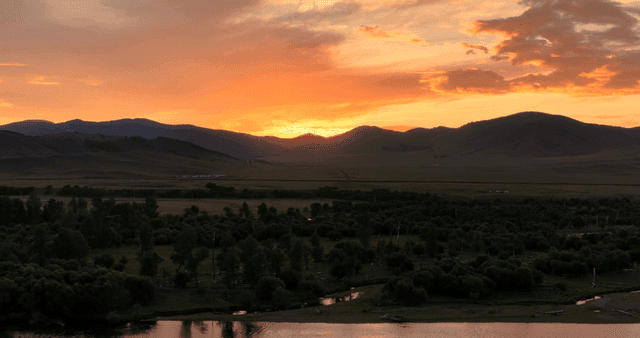 고요한 산 풍경 위의 일몰