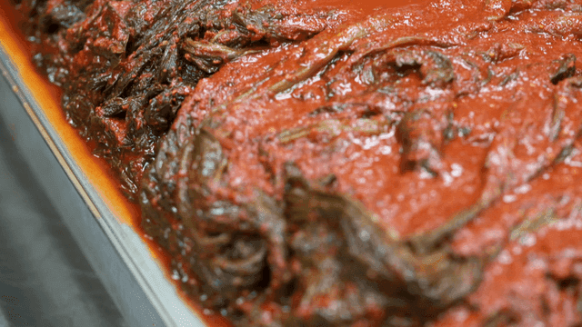 스탠 용기에 가득 담긴 신선한 갓김치