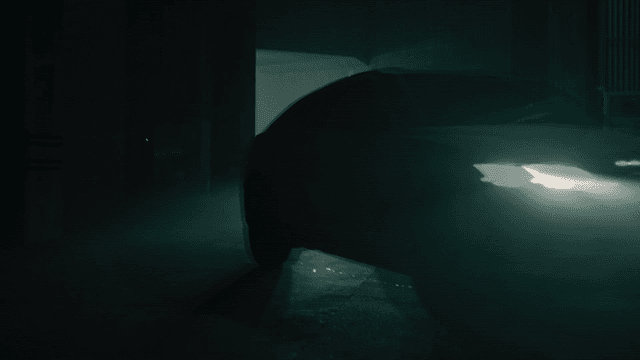 어두운 지하 주차장에 들어오는 자동차들