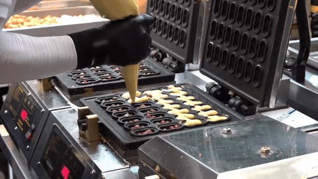 땅콩이 있는 틀에 붓는 반죽