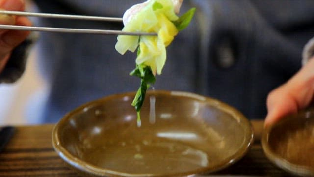 소스와 채소를 곁들여 먹는 닭가슴살 샤브샤브