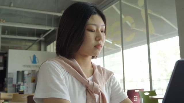 실내에서 태블릿으로 작업하는 여성
