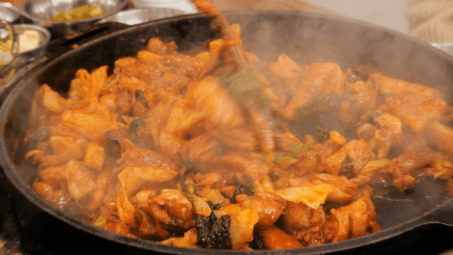 Chuncheon Dakgalbi cooking on hot iron plate