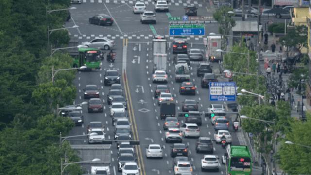 교통량이 많은 번화한 도로