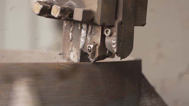 금속을 가공하는 기계