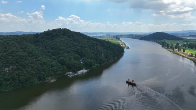 푸른 언덕 사이로 흐르는 고요한 강