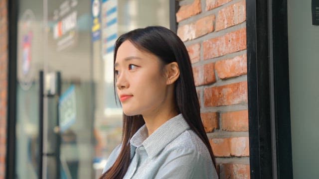 커피를 마시며 휴식을 취하고 있는 젊은 여성