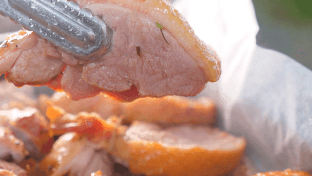 집게로 잡은 구운 고기