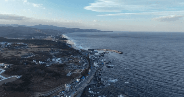 산과 바다가 있는 해안 마을