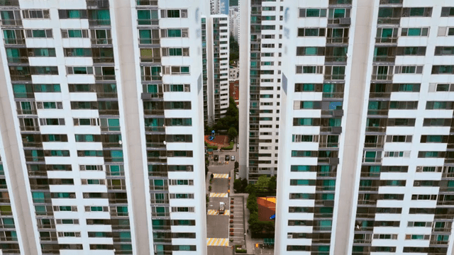 도시 풍경 속 높은 아파트 건물