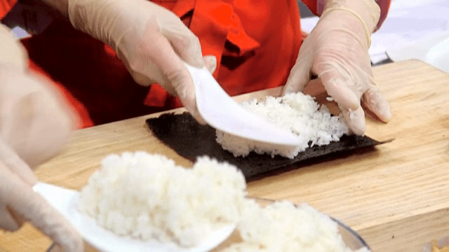 김 위에 밥을 올리는 모습