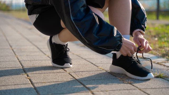 신발끈을 묶는 사람