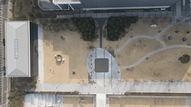 고속도로 옆 도시 공원 풍경