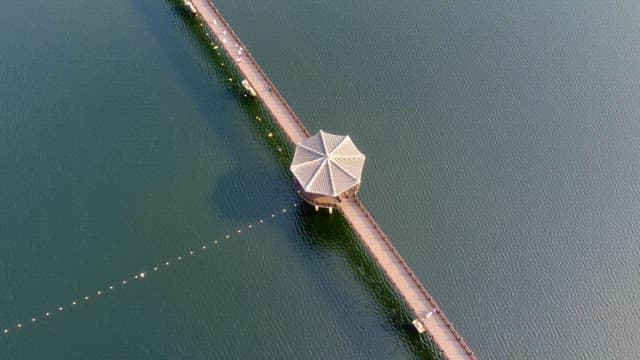 고요한 강 위의 경치 좋은 다리