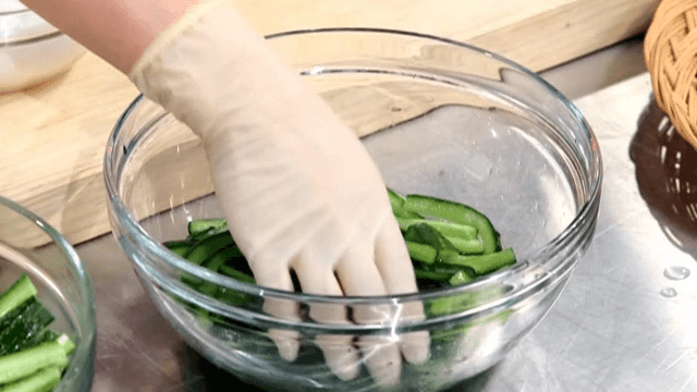 절인 오이를 들어올리는 모습