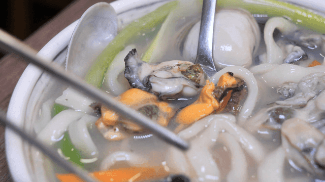 Seafood oyster kalguksu with clams