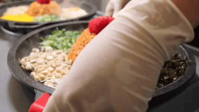 계란과 채소가 곁들여진 한국식 볶음밥