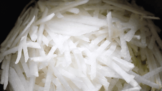 Thinly sliced ​​white radish