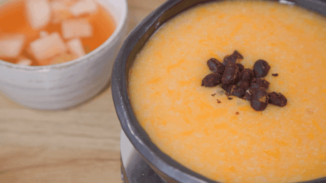 그릇에 담긴 한국식 호박죽