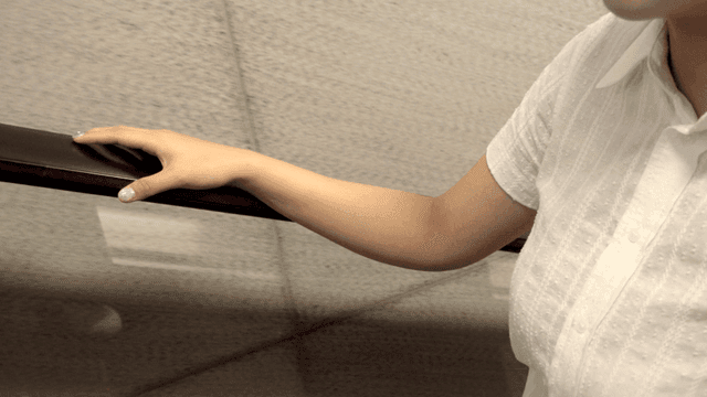 에스컬레이터 손잡이를 잡고 있는 사람