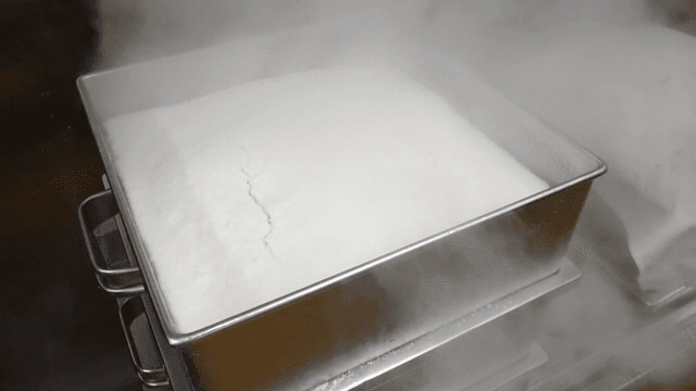 금속 용기에 찐 쌀