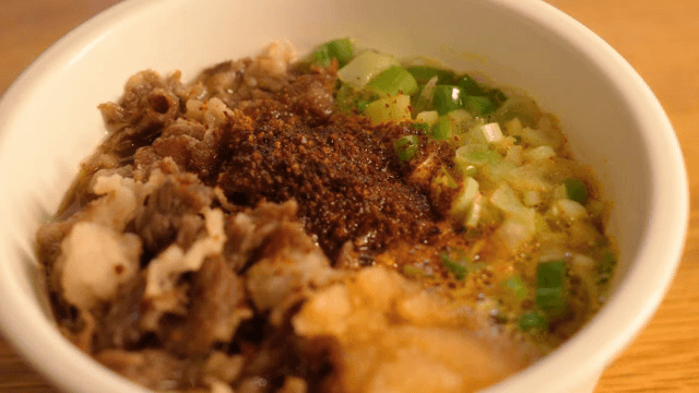 컵라면 위에 올린 고기와 양념