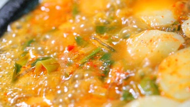 Small intestine hot pot boiling with rice cakes