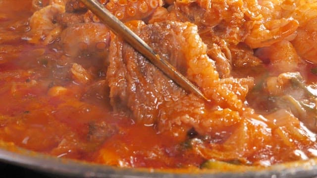 끓고있는 매콤한 양념의 낙곱새