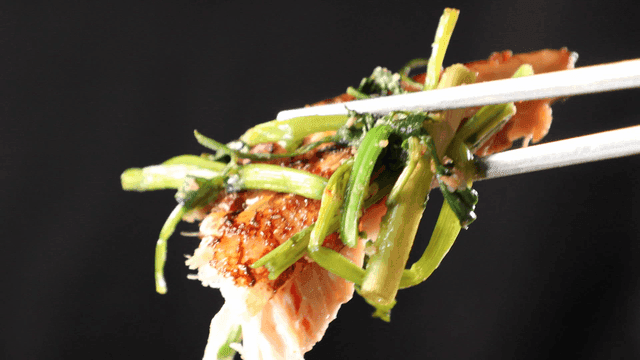 Grilled chicken and water parsley picked up with chopsticks