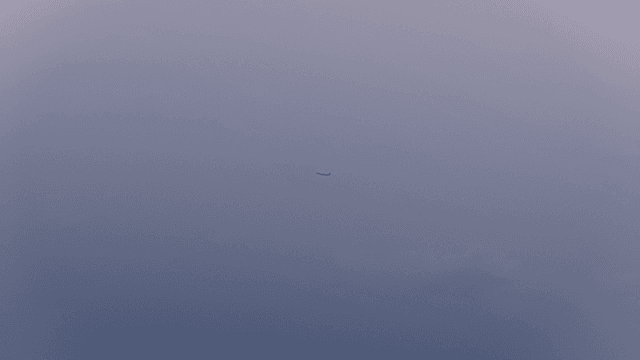 저녁 하늘을 나는 비행기