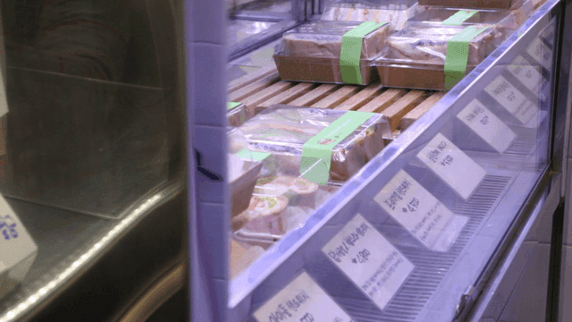 가게의 포장된 샌드위치 진열대