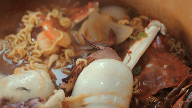 오징어와 게가 들어간 해물 라면