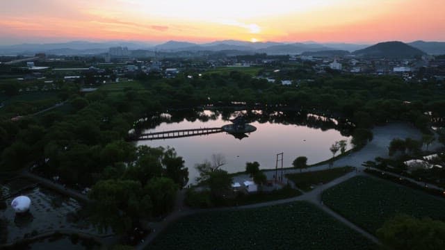 해질녘 전통 정자가 있는 고요한 연못