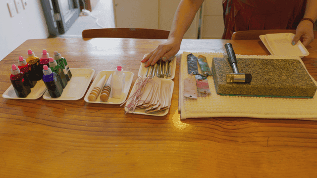 테이블 위에 정리된 공예 재료