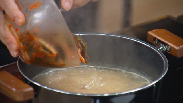 냄비에서 끓고 있는 국물에 들어가는 파김치