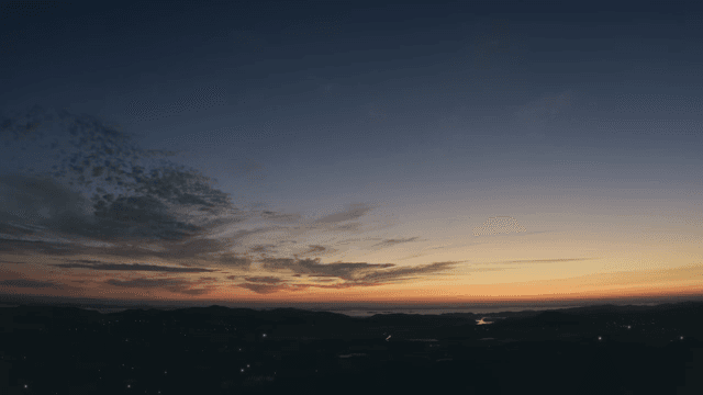 넓은 풍경 위의 고요한 일몰