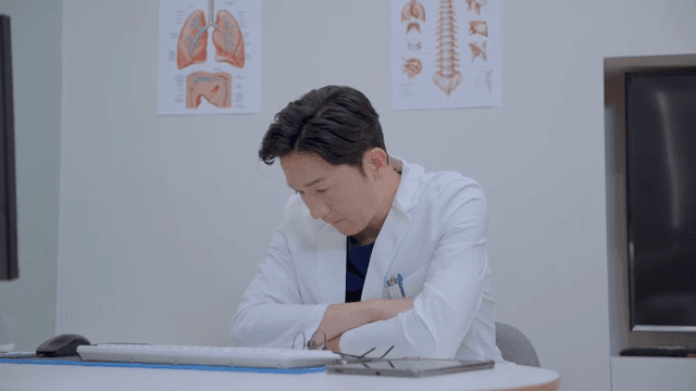 생각에 잠긴 의사