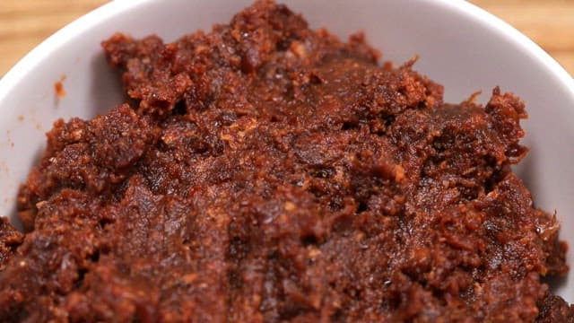 그릇에 담긴 짭짤한 재래식 한국 된장