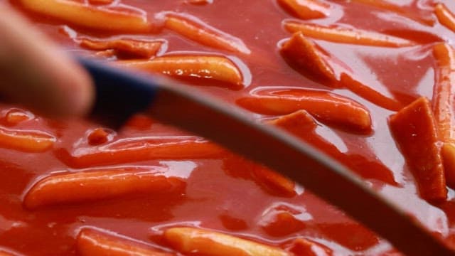 분식집에서 맛있는 떡볶이가 조리되는 과정