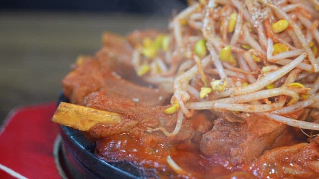 조리되고 있는 뜨겁고 매운 돼지갈비와 콩나물