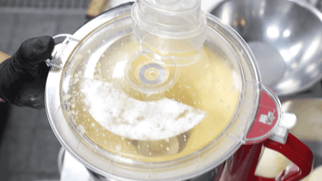 노란 양념 재료를 갈아내는 믹서기