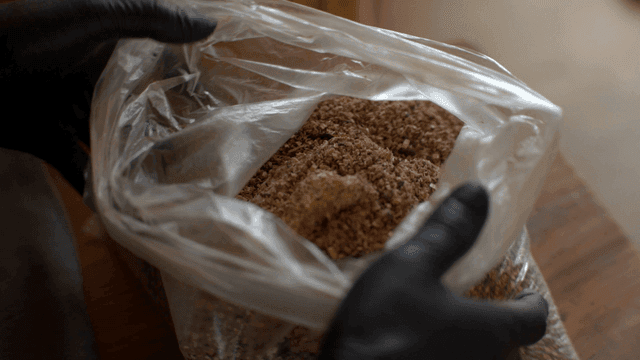 목공 풀과 톱밥을 섞는 목공예가